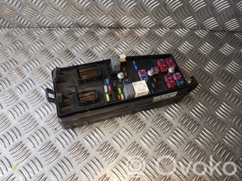 KIA Carnival Fuse module 
