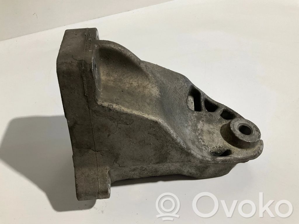 Mercedes-Benz E W212 Engine mounting bracket 