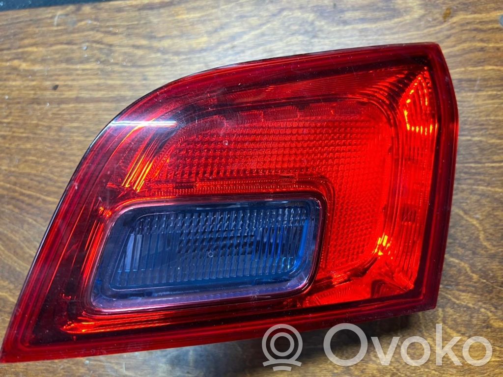 Opel Astra J Aizmugurējais lukturis pārsegā 