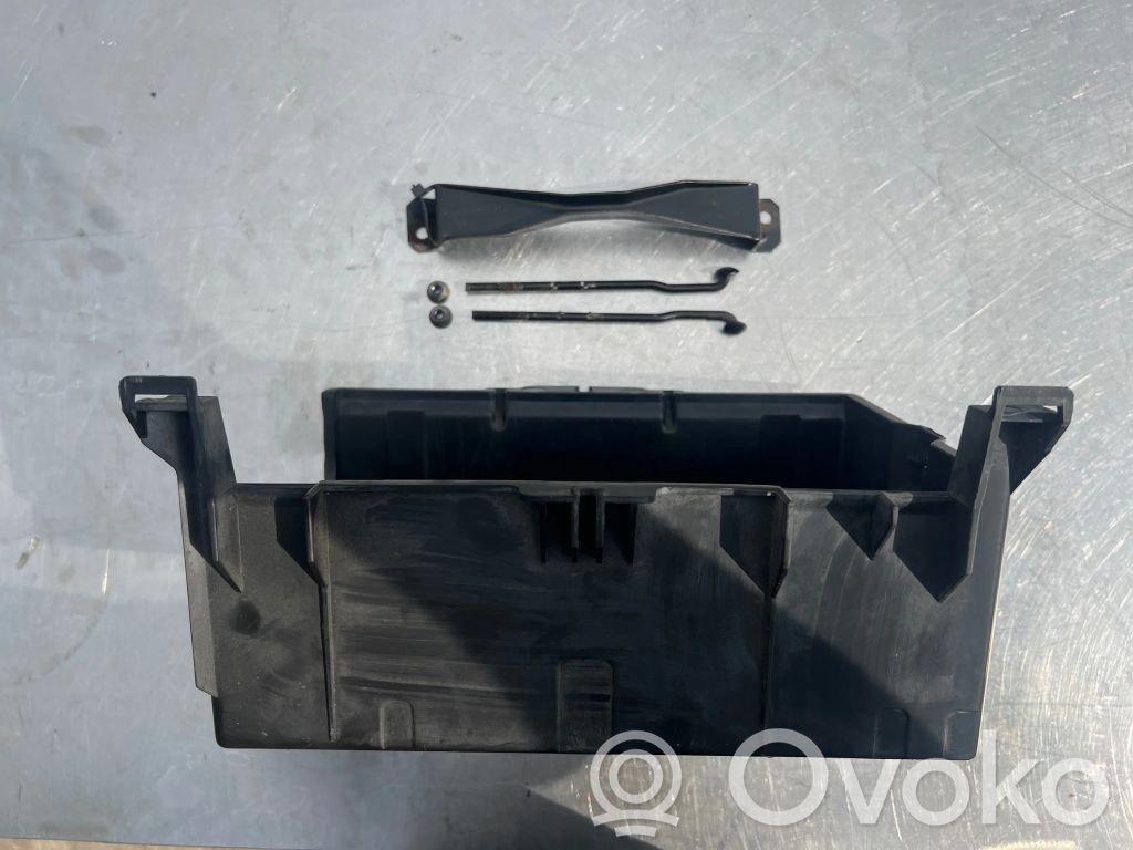 Ford Mondeo Mk III Pokrywa skrzynki akumulatora 