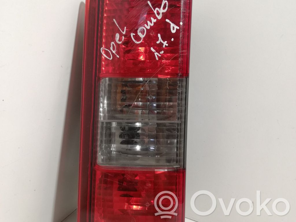 Opel Combo C Aizmugurējais lukturis virsbūvē 