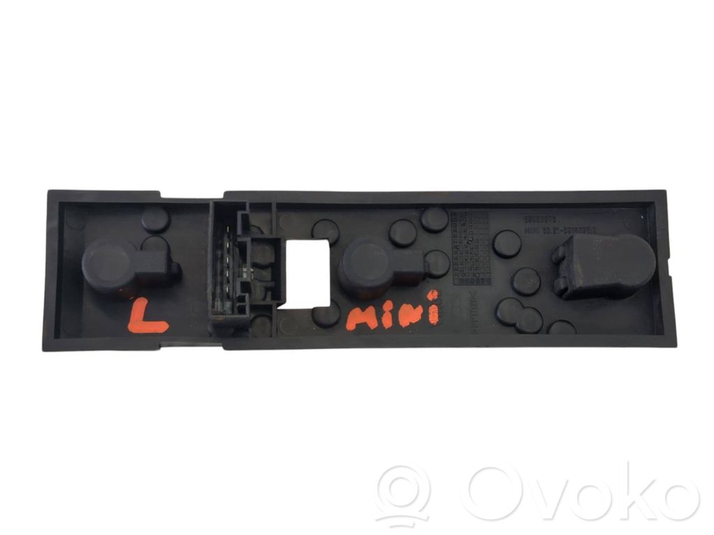 Mini One - Cooper R50 - 53 Tail light bulb cover holder 