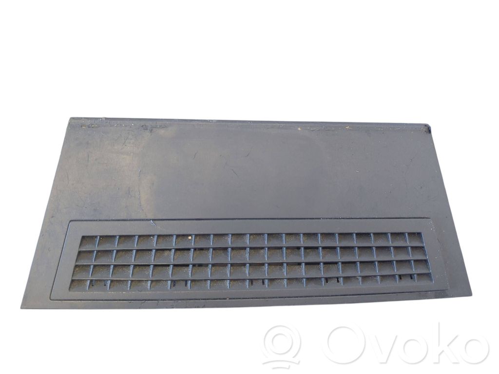 BMW 7 E65 E66 Lango oro grotelės 