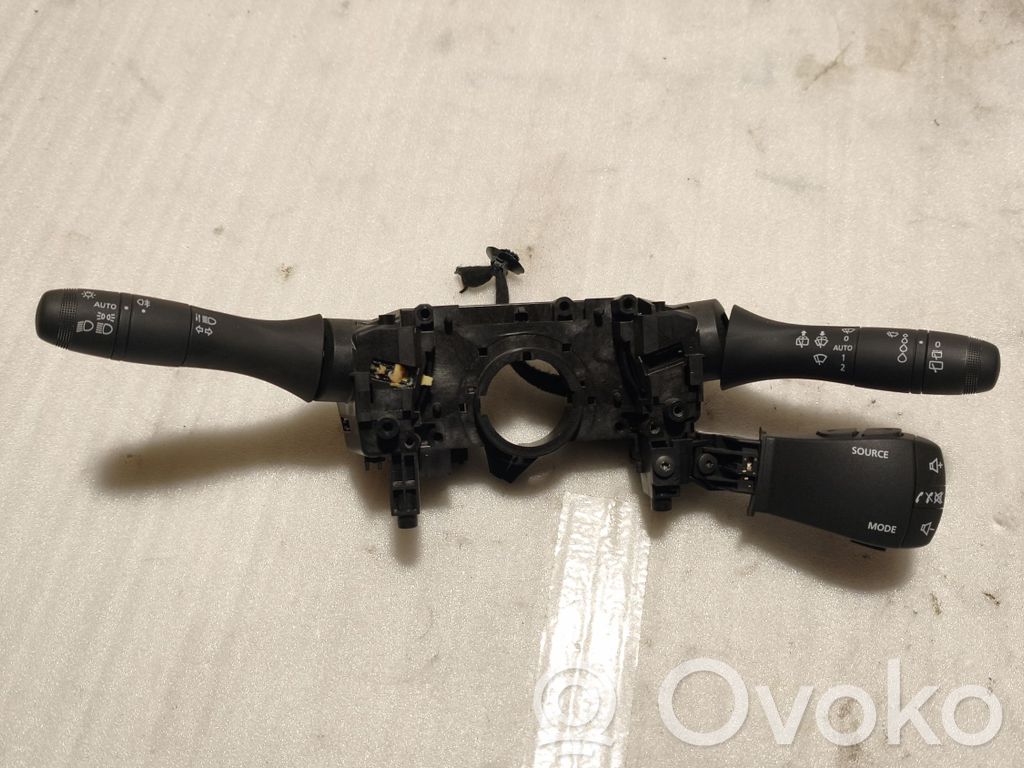 Dacia Sandero III Wiper turn signal indicator stalk/switch 