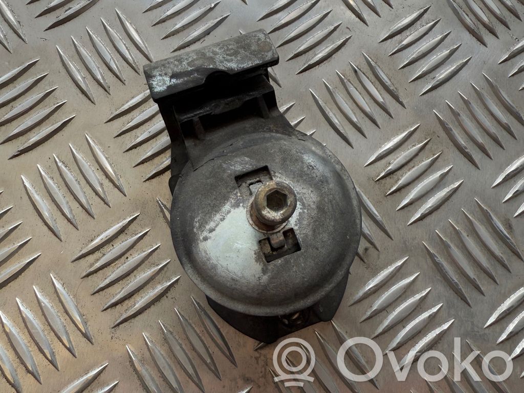 Engine mount bracket