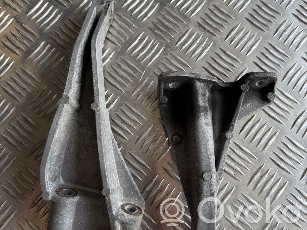 Engine mounting bracket