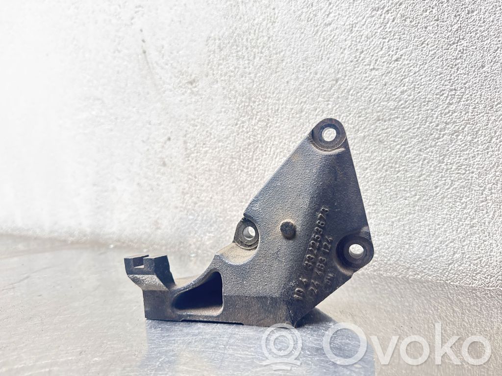Opel Zafira B Engine mounting bracket 