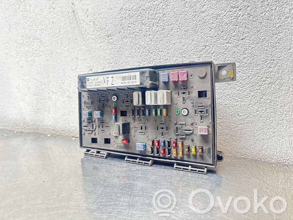 Opel Astra H Módulo de fusible 