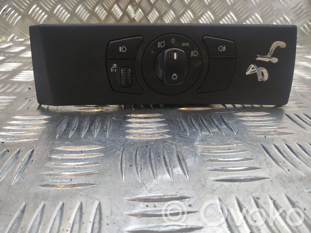 Light switch   6953735