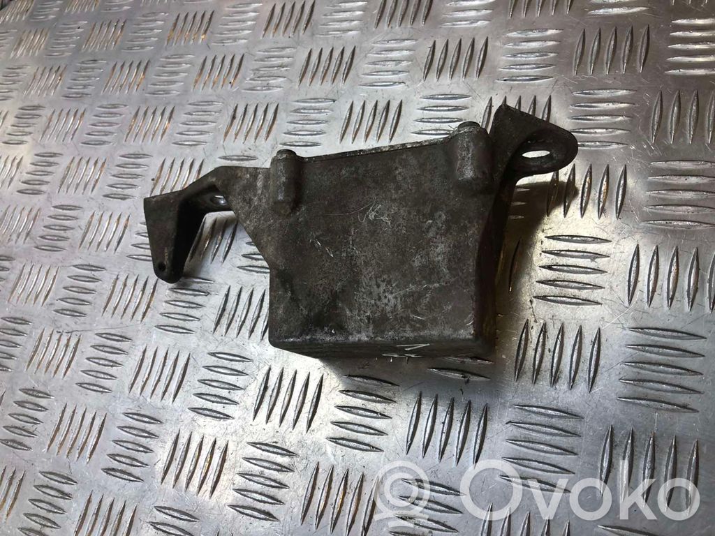 Engine mount bracket   30645159
