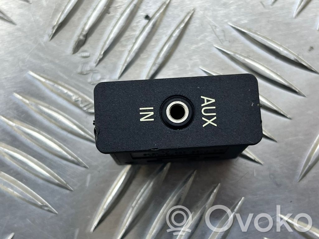 AUX in-socket connector   6930561