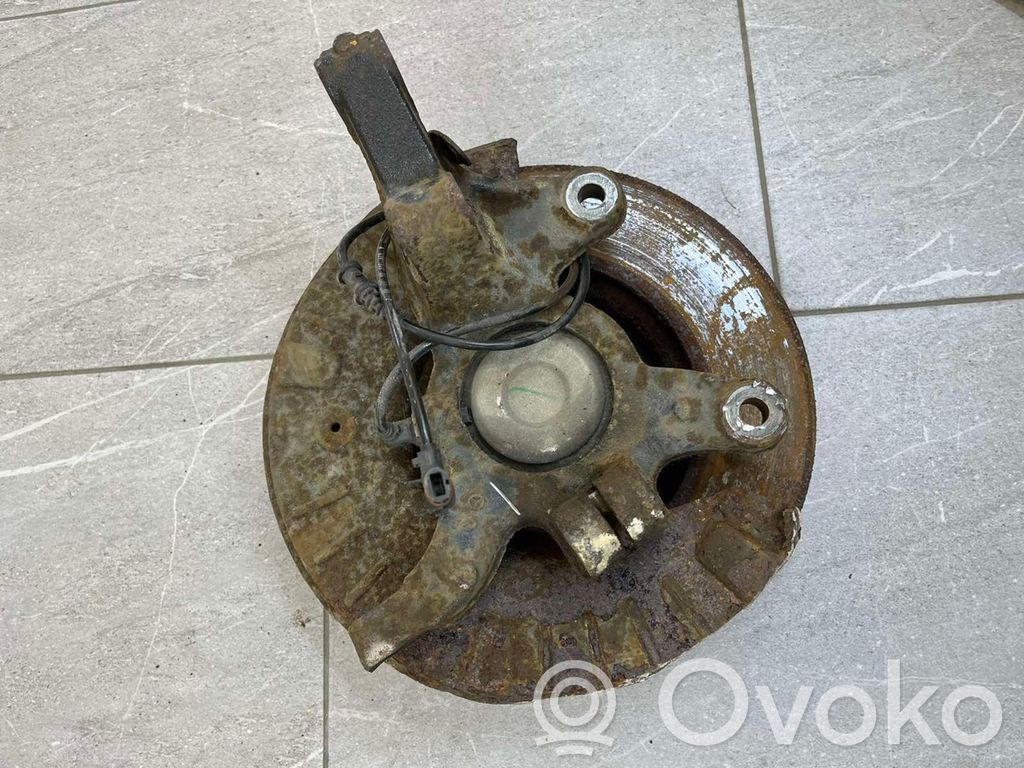 Front wheel hub spindle knuckle