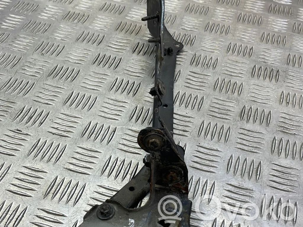 Uchwyt / Mocowanie błotnika przedniego   8W0821136B