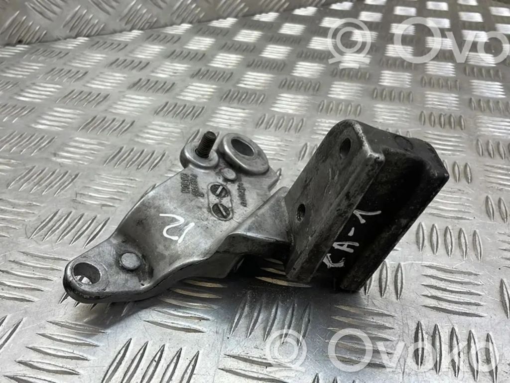 Volvo V70 Engine mounting bracket 