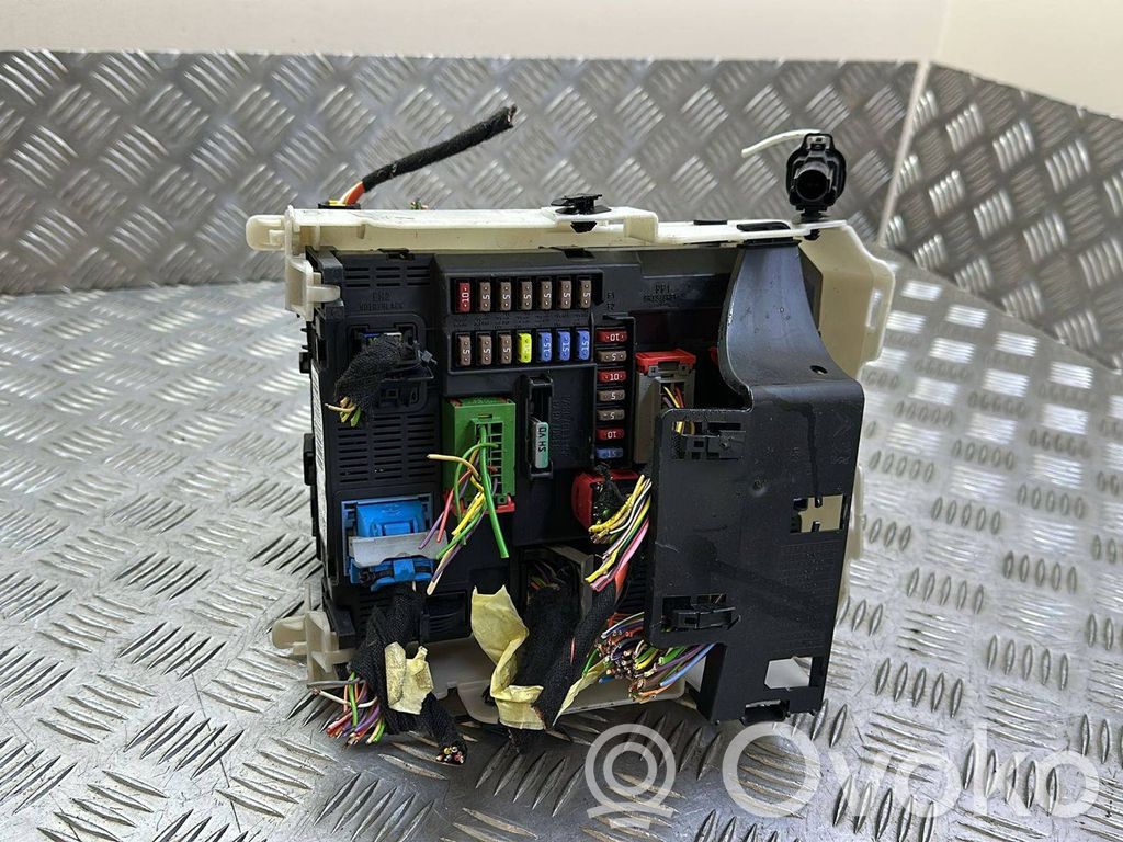 Citroen C4 II Fuse module 