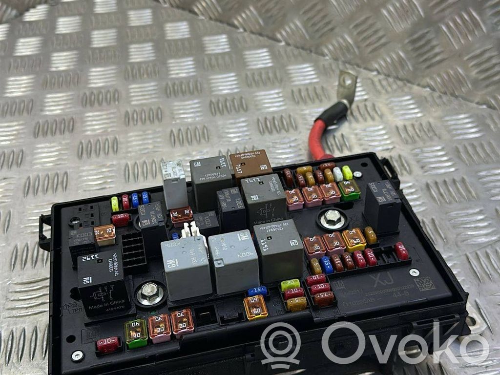 Opel Astra J Fuse module 