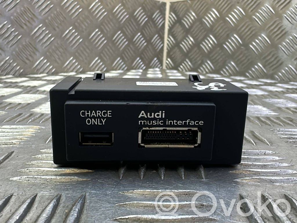 Enchufe conector USB   8V0035736B