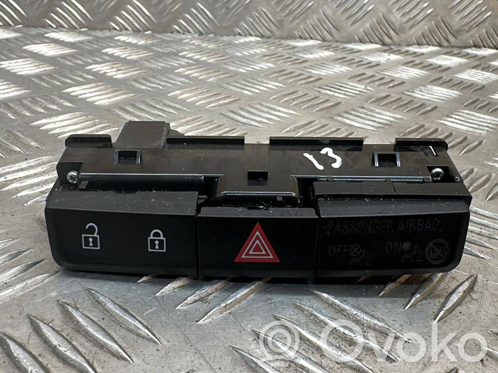 Opel Zafira C Botón interruptor de luz de peligro 
