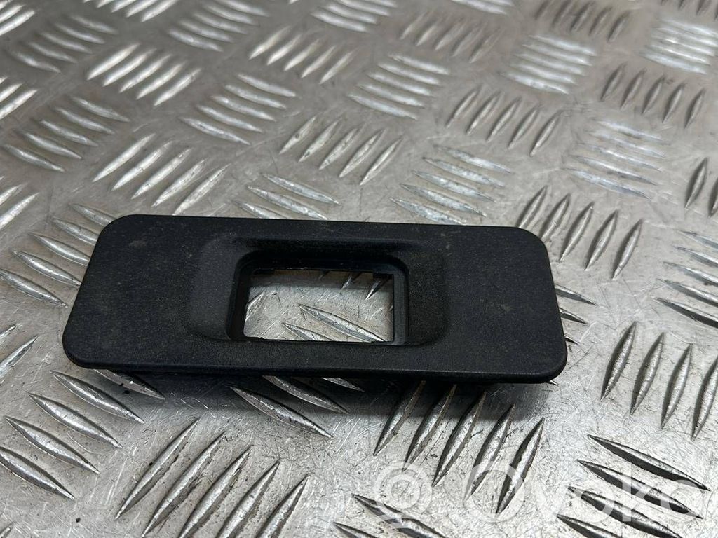 Jaguar XE Tailgate opening switch 