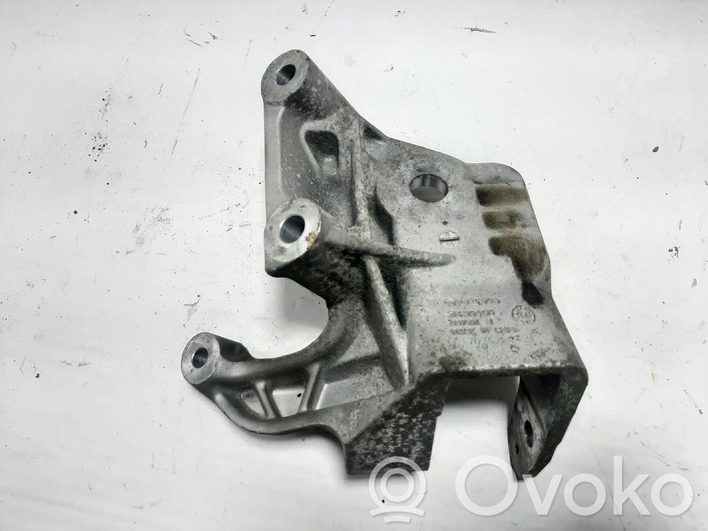 Volvo XC60 Engine mounting bracket 