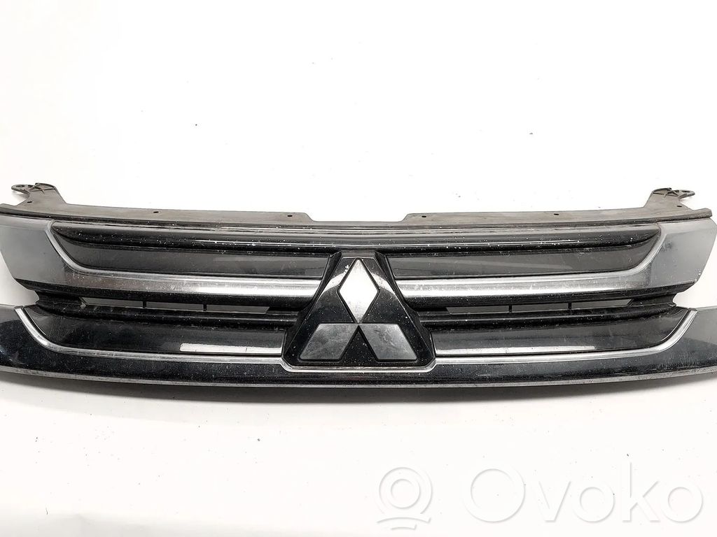 Mitsubishi Outlander Etupuskurin ylempi jäähdytinsäleikkö 