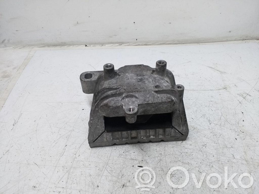 Volkswagen PASSAT B7 Engine mount bracket 