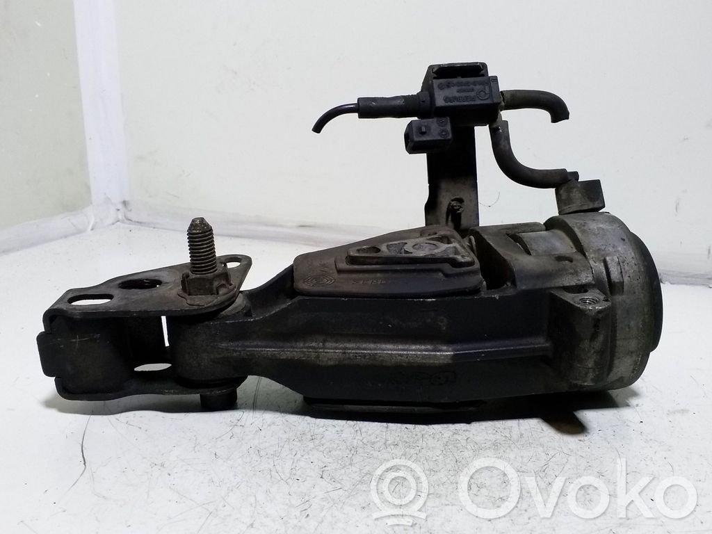 Peugeot 607 Engine mount bracket 