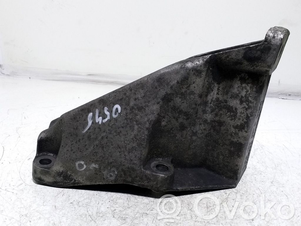 Audi A4 S4 B5 8D Engine mounting bracket 