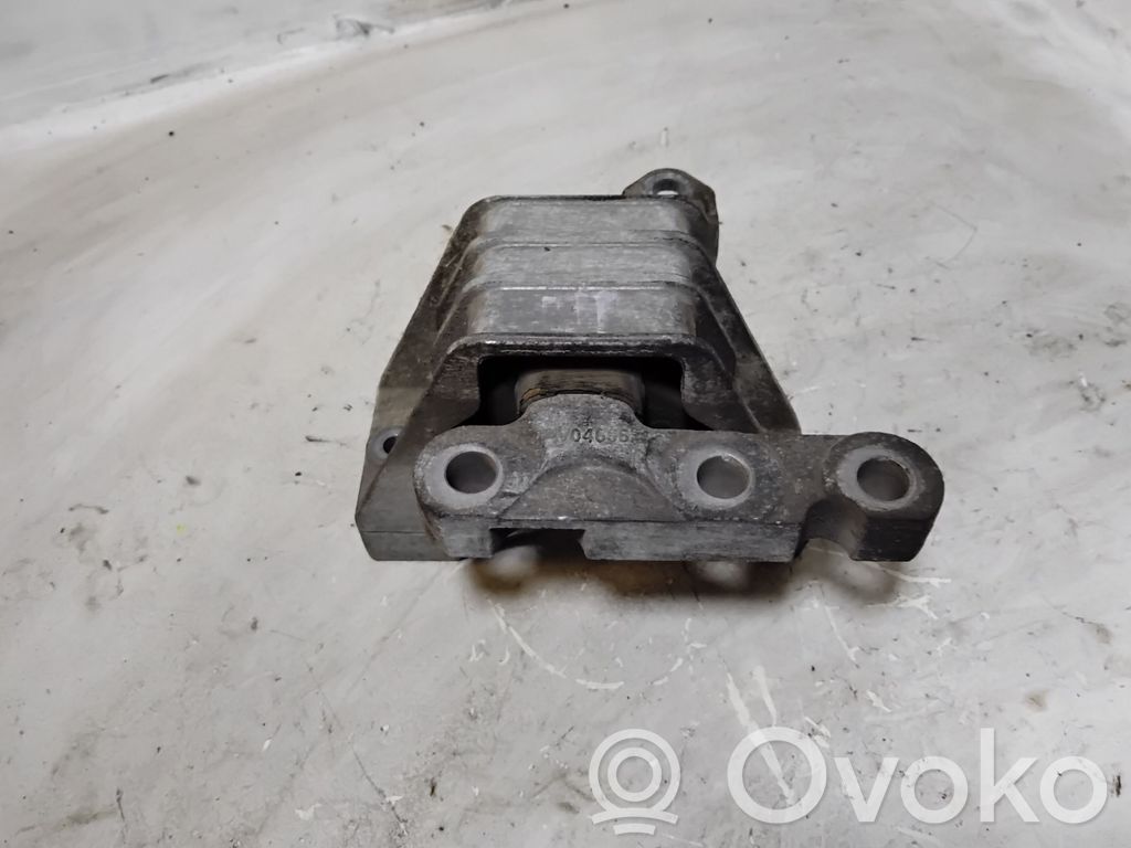 Engine mount bracket   V04656