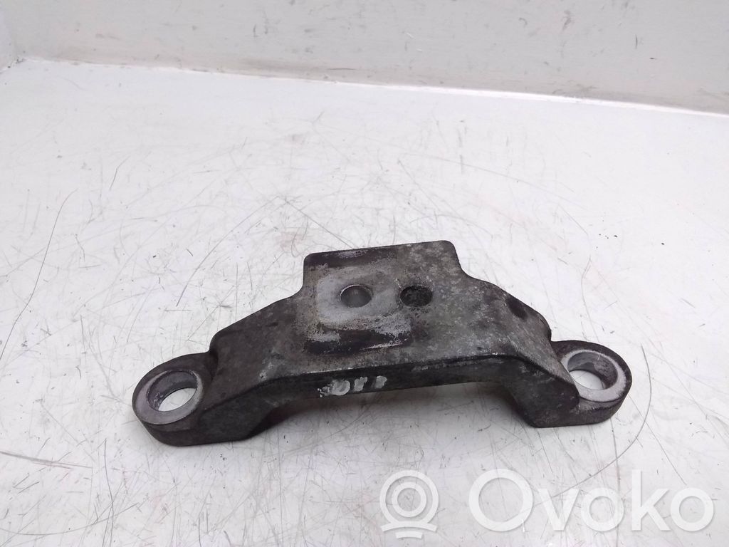Engine mounting bracket   HL8022M05