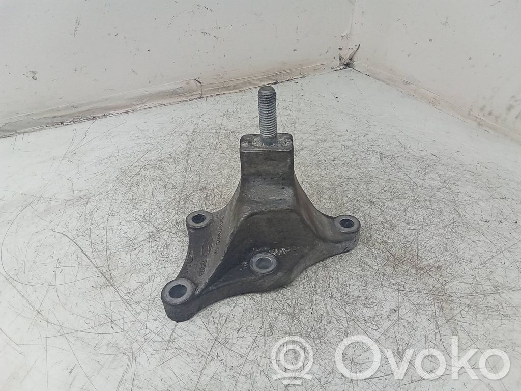 Ford Mondeo Mk III Engine mounting bracket 