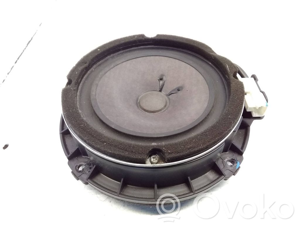 KIA Carens II Enceinte de porte arrière 