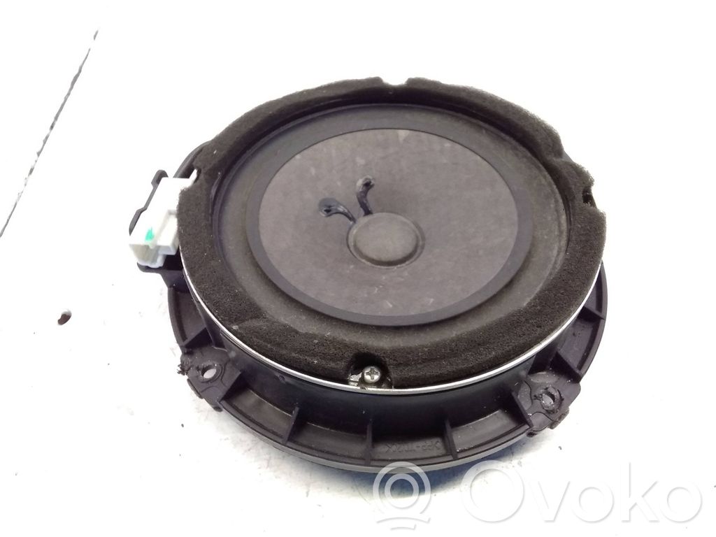 KIA Carens II Enceinte de porte arrière