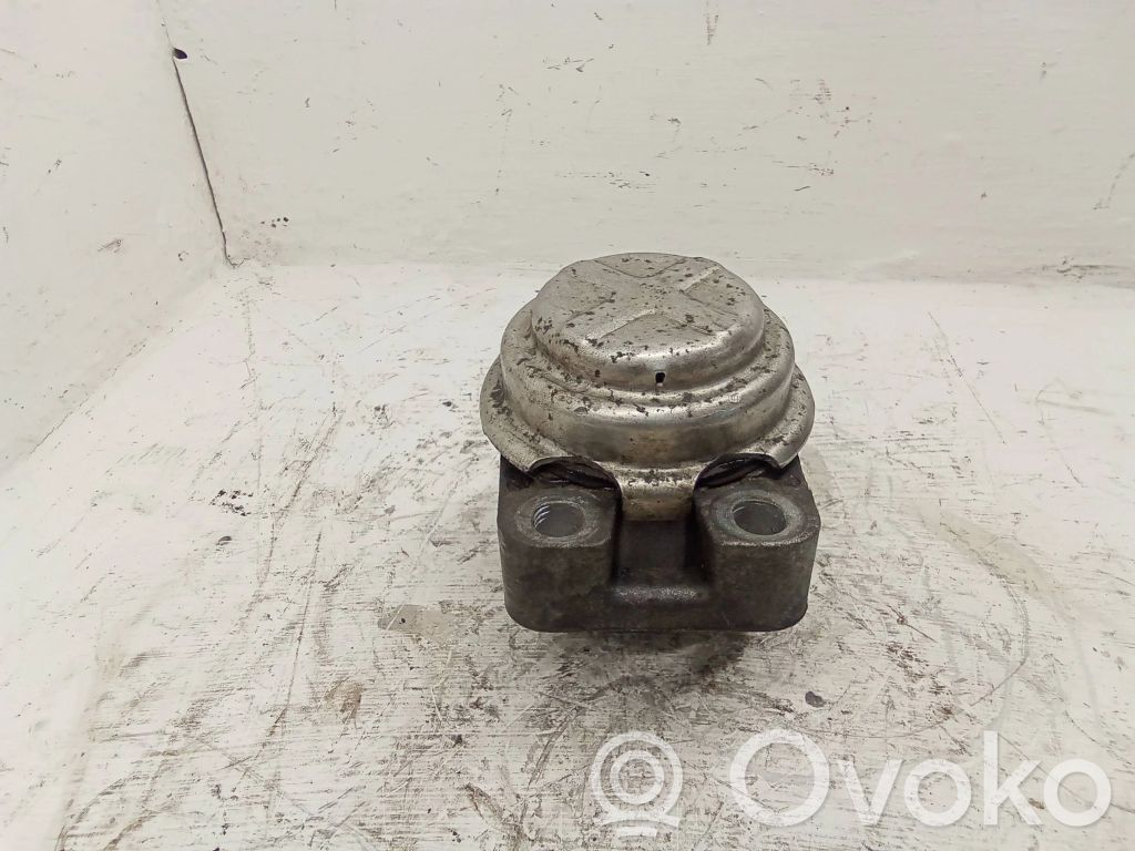 Volvo V70 Engine mount bracket 