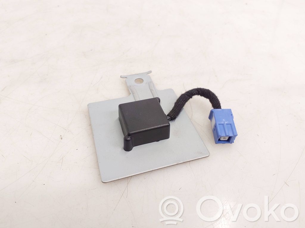 Mazda CX-5 GPS-pystyantenni 