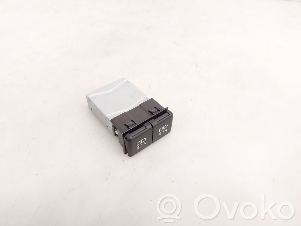 Lexus ES 300h (7th Gen) USB socket connector 