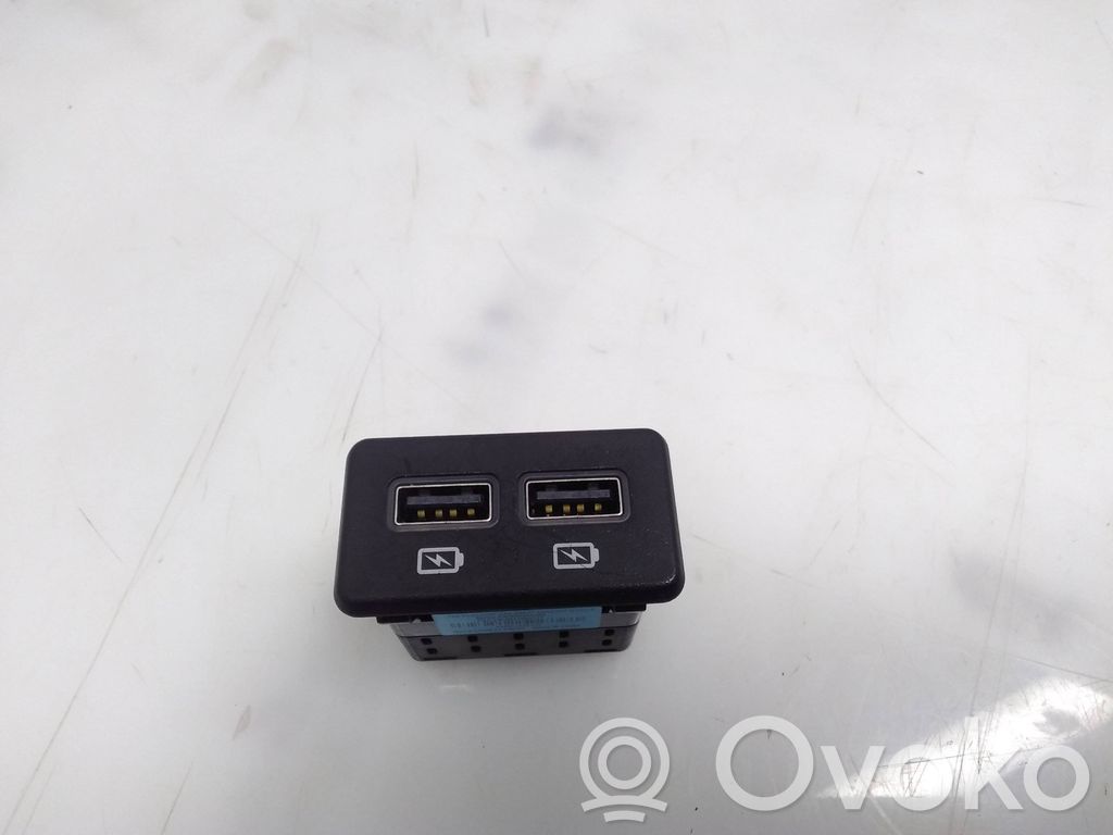 Peugeot 3008 II Enchufe conector USB 