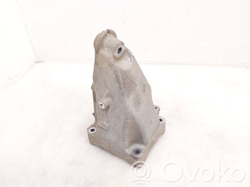Mercedes-Benz C W205 Engine mounting bracket 