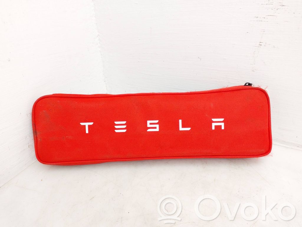 Tesla Model 3 Ensiapupakkaus 
