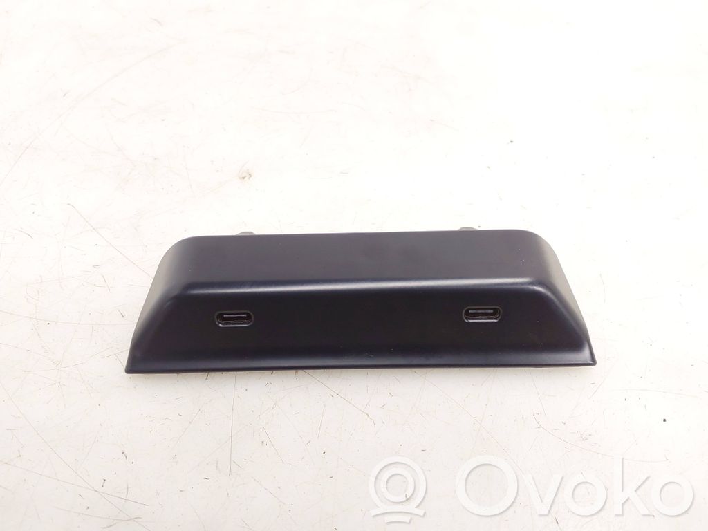 Tesla Model 3 Highland USB-pistokeliitin 