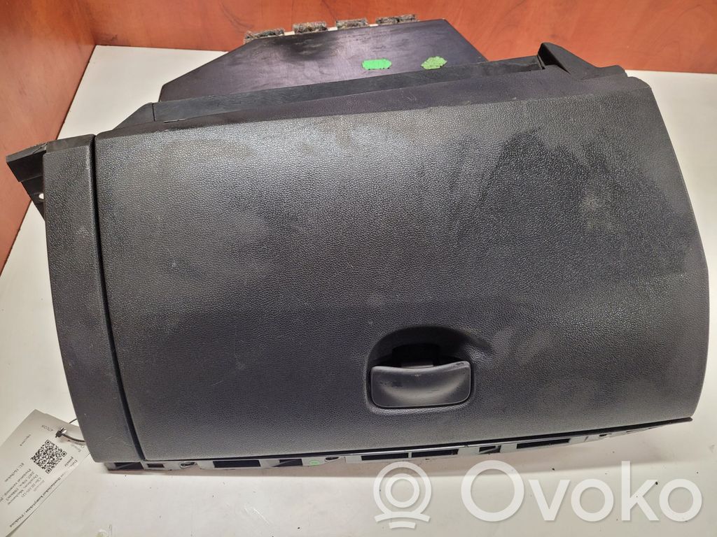 Renault Clio III Daiktadėžės (bordačioko) komplektas 