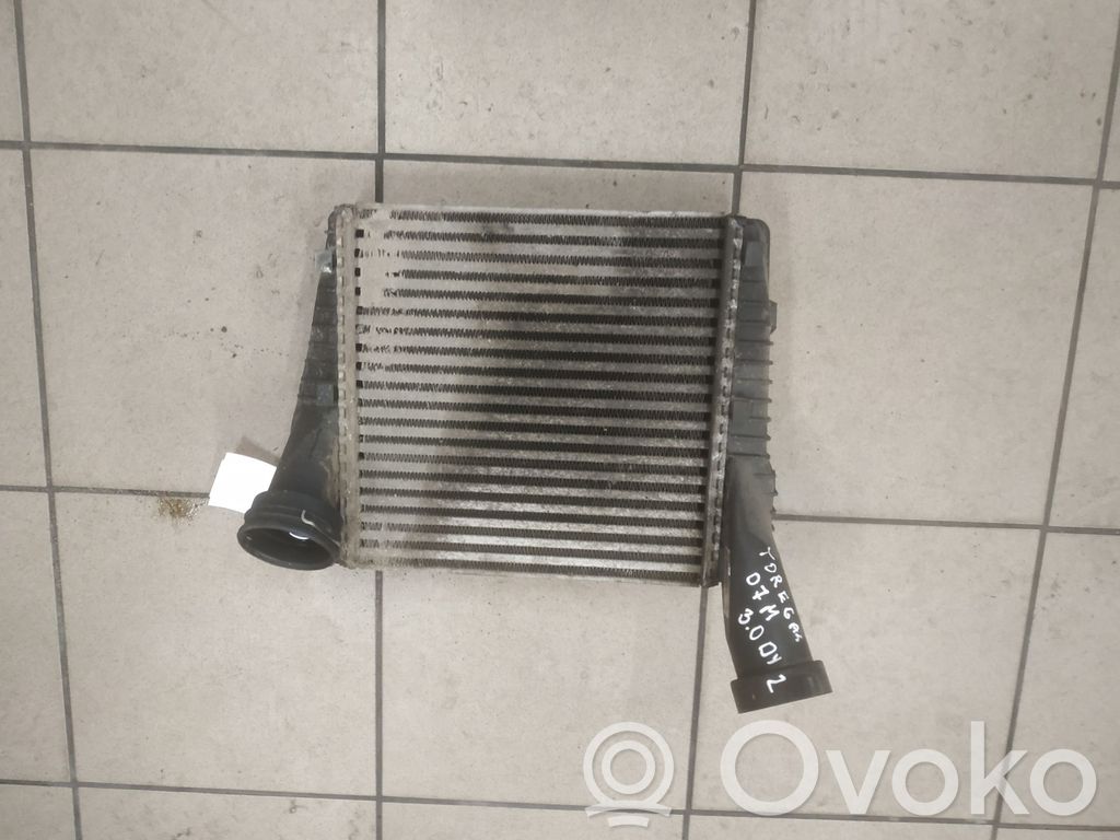 Volkswagen Touareg I Chłodnica powietrza doładowującego / Intercooler 