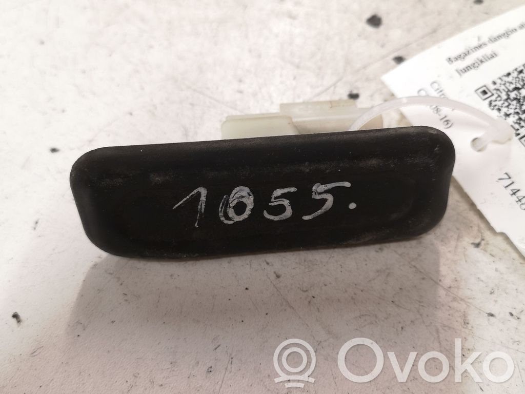 Tailgate opening switch   0658