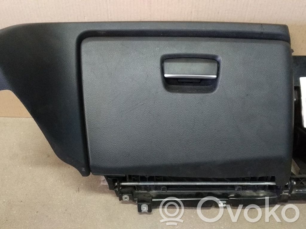 Glove box set   698268109