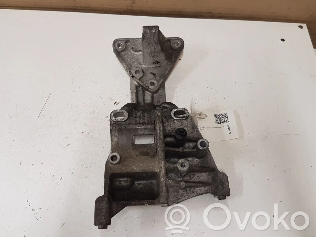 Volvo V40 Generatoriaus kronšteinas 