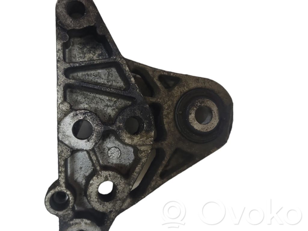 Volvo V60 Engine mount bracket 