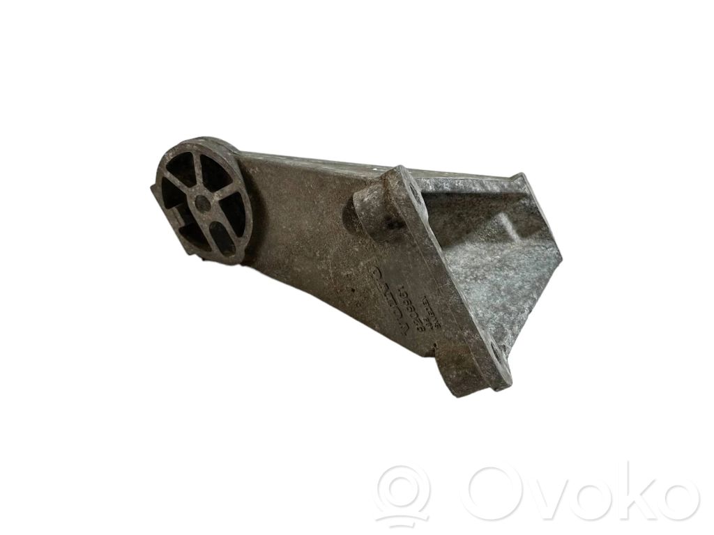 Volvo V70 Engine mounting bracket 