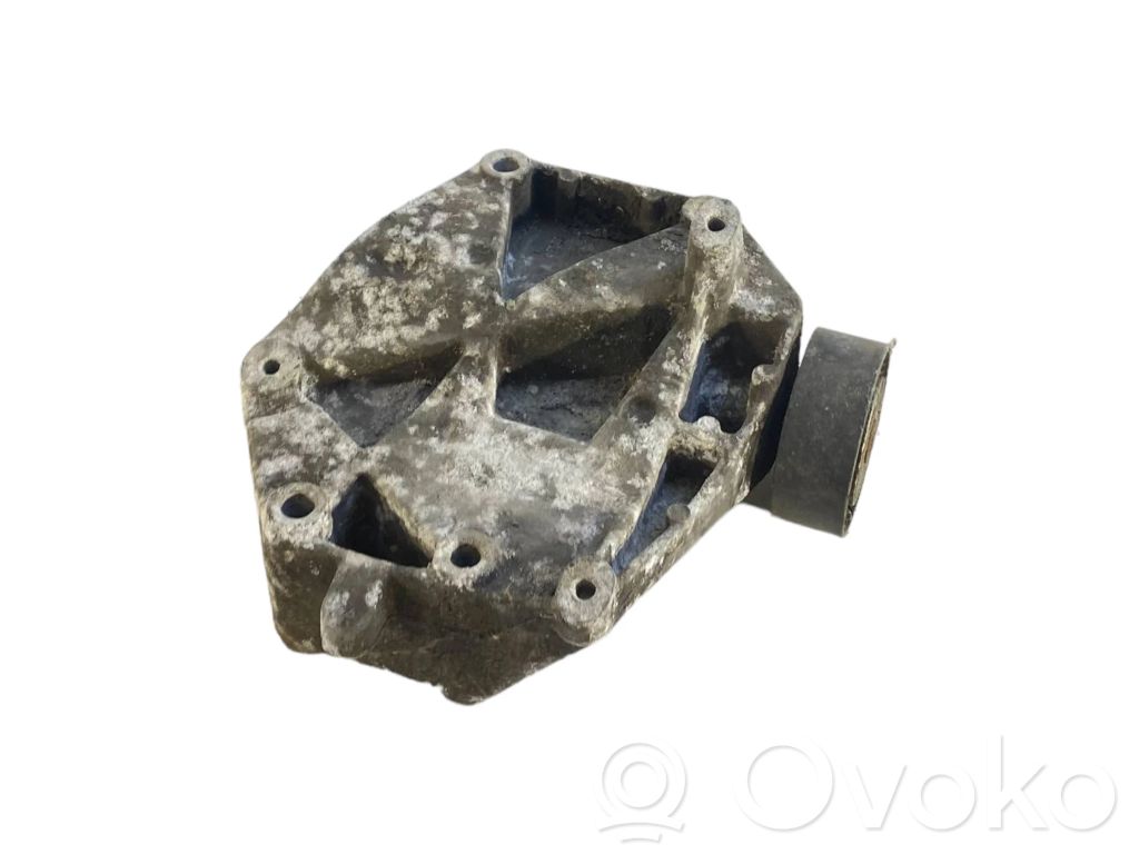 Engine mounting bracket