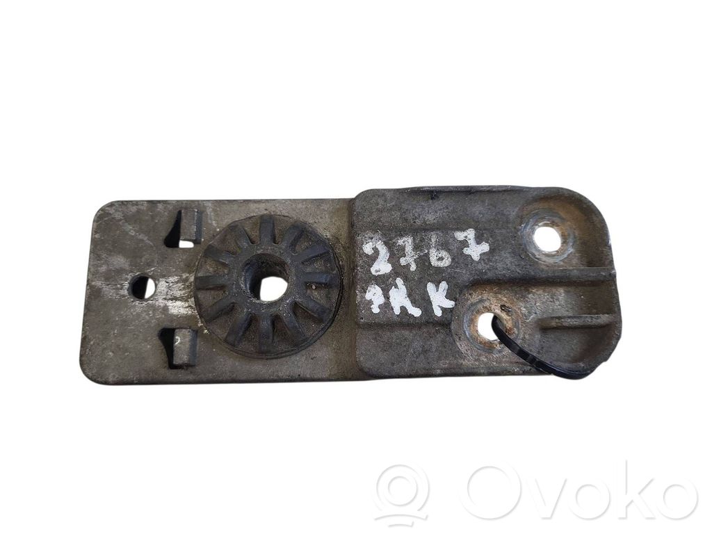 Radiator mount bracket   13337826