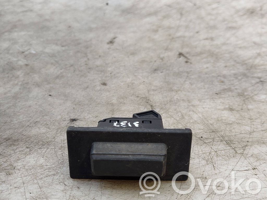Interruptor para abrir la puerta trasera